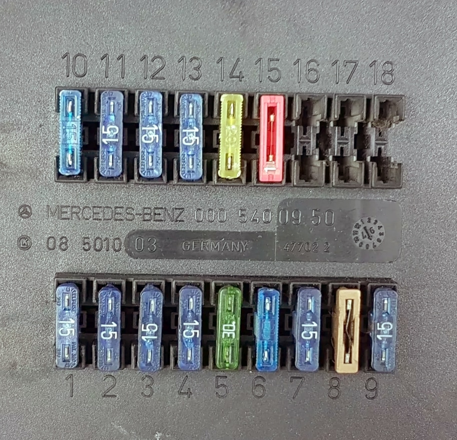 Detalle de la distribución de fusibles del salpicadero, tras la cubierta protectora.