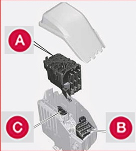 Compartimento del motor del Volvo S60 con fusibles del encendedor.