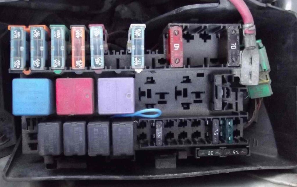 Otra perspectiva de la ubicación de la unidad en el motor.
