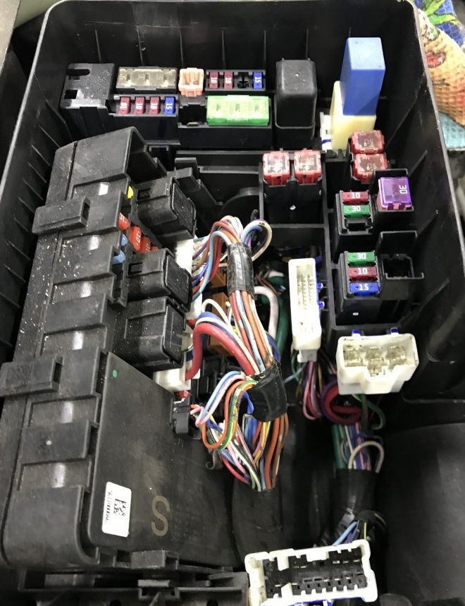 Fotografía de una de las cajas de fusibles en el compartimento del motor.