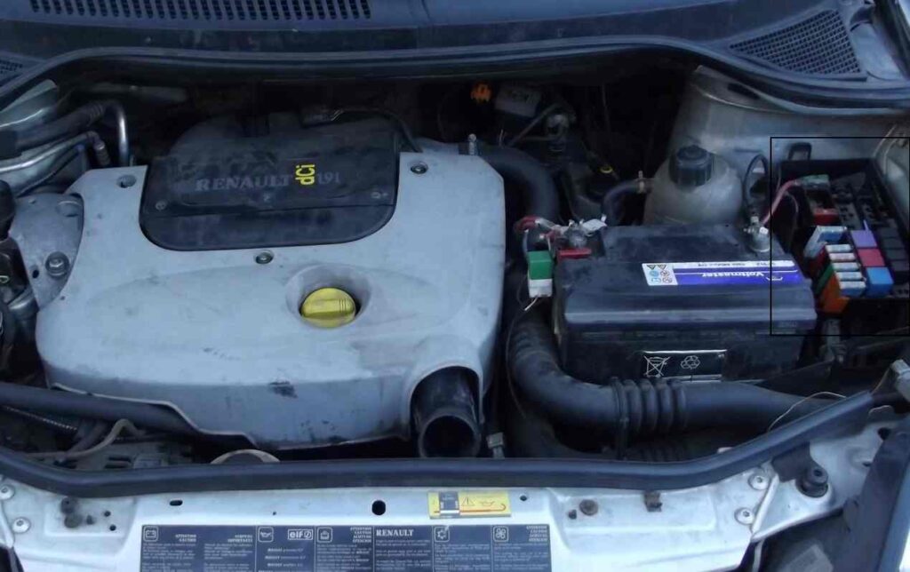 Unidad junto a la batería en el compartimento del motor.